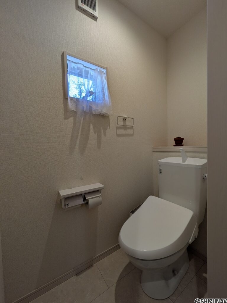 2階トイレ：小窓付きで開放的ですね！