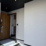 屋根のある玄関ポーチ