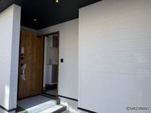 屋根のある玄関ポーチ