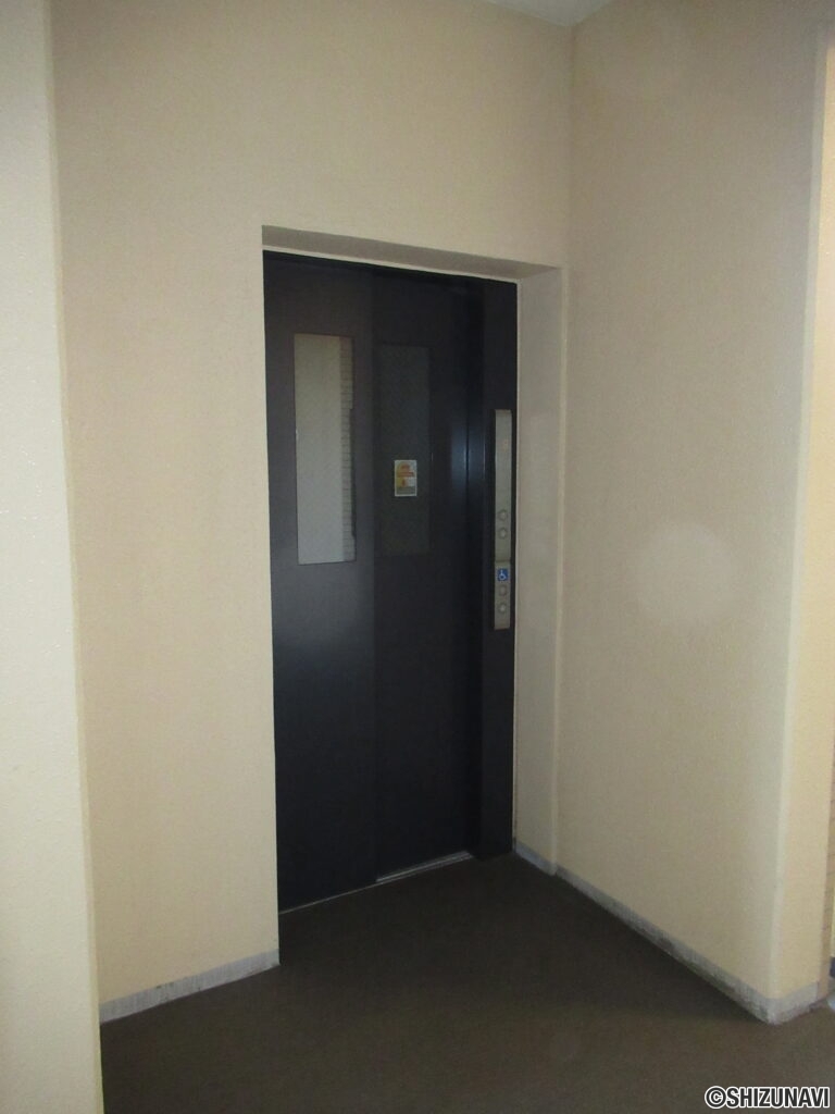 オブリージュ御殿場３階エレベーター