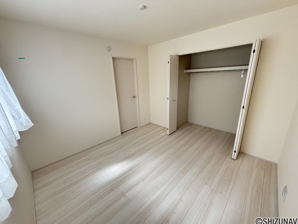 ２階洋室（6.12帖）です