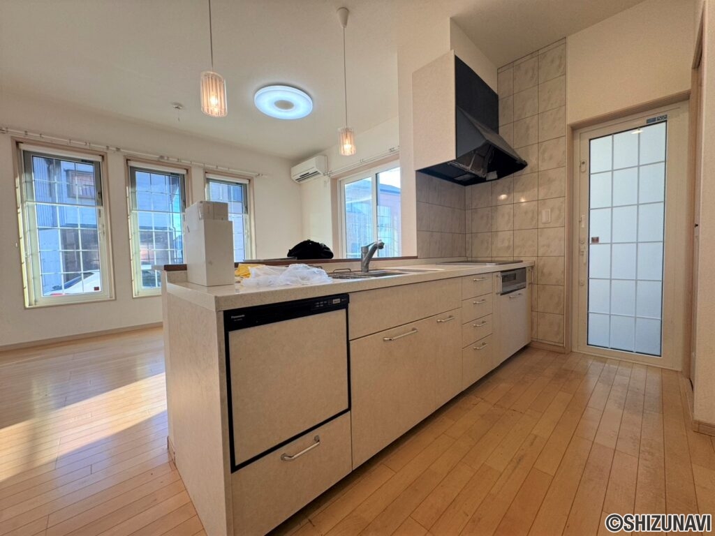 カウンターキッチンの為、ご家族との会話も弾みます♪