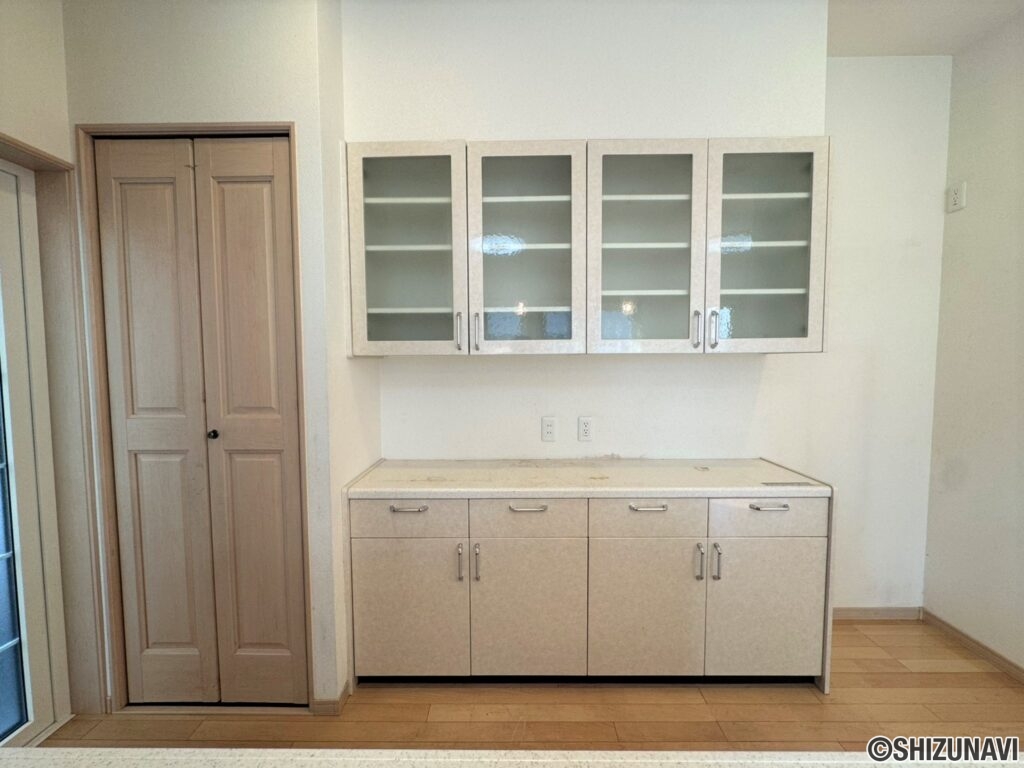 収納棚もキッチン背面に取り付けられております♪