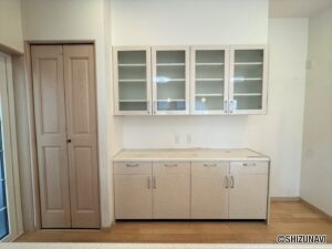 収納棚もキッチン背面に取り付けられております♪