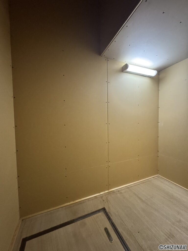 階段下収納もございます♪
