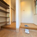 玄関は広々としております♪