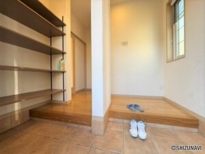 玄関は広々としております♪