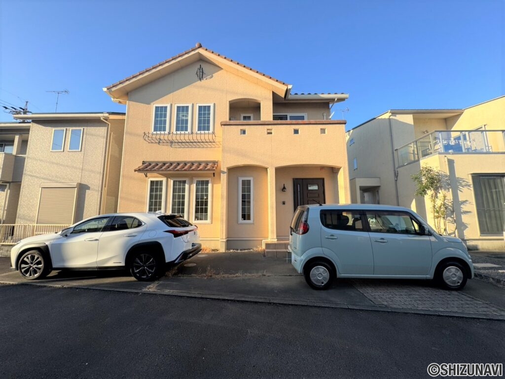 クリーム色のかわいらしい印象の外観です♪