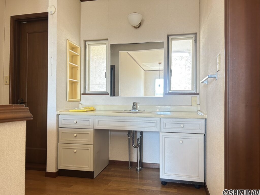 2階階段踊り場洗面になります。