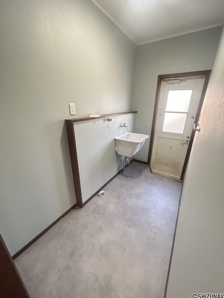 ユーティリティルームになります。洗濯機を設置しても余裕がある広さです。