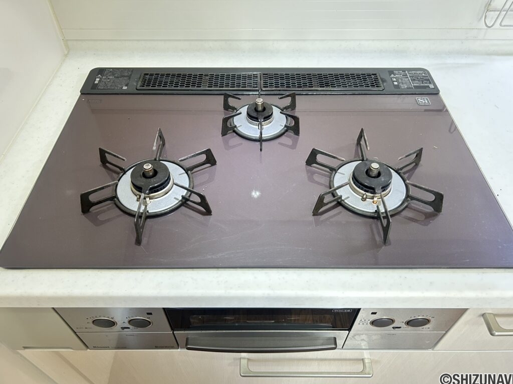キッチン3口コンロになります。