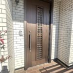 玄関ドアになります。