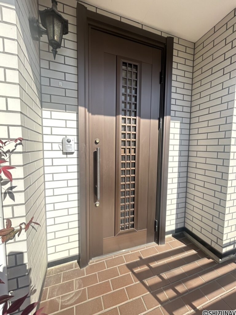 玄関ドアになります。