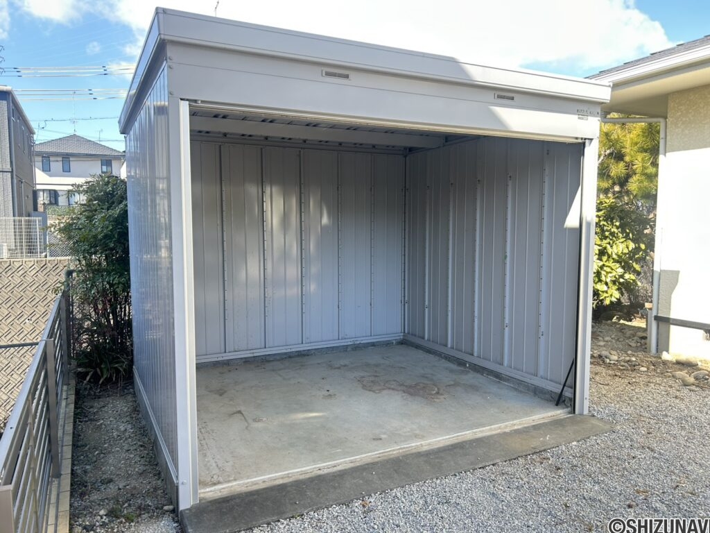 庫内約5帖あり、バイクなども入ります。
