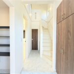 １号棟　玄関　広い玄関収納だけでなく、土間収納もあるのはうれしいですね♪