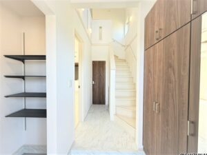 １号棟　玄関　広い玄関収納だけでなく、土間収納もあるのはうれしいですね♪