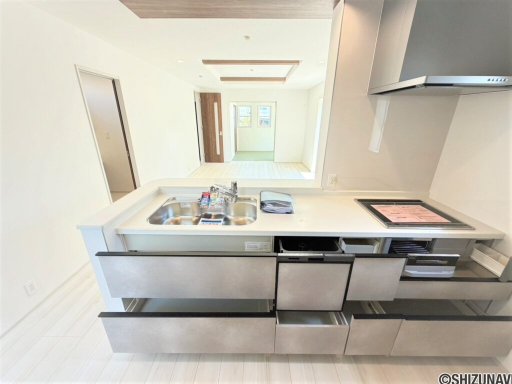 １号棟　キッチンIHコンロに食洗器付き。側面に収納もある気遣い◎グリル横には調味料の収納場所も！