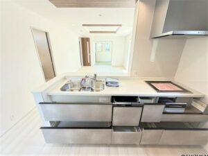 １号棟　キッチンIHコンロに食洗器付き。側面に収納もある気遣い◎グリル横には調味料の収納場所も！