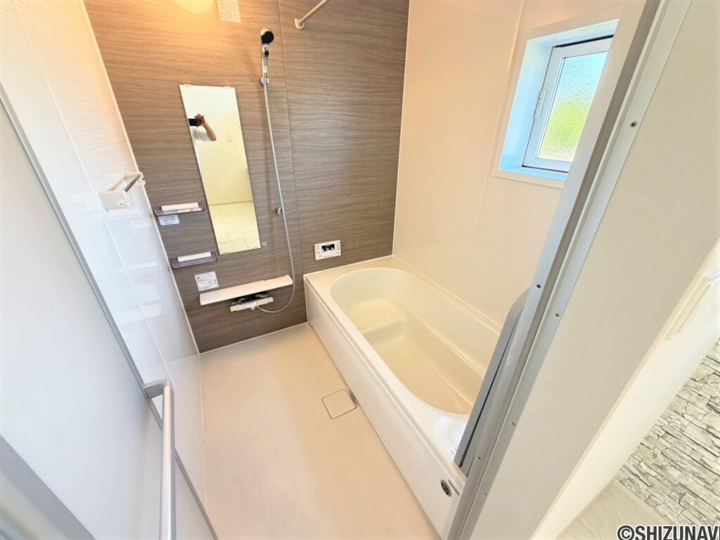 １号棟　浴室腰掛浴槽でゆっくりくつろげますね♪