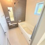 １号棟　浴室腰掛浴槽でゆっくりくつろげますね♪