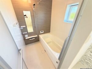 １号棟　浴室腰掛浴槽でゆっくりくつろげますね♪