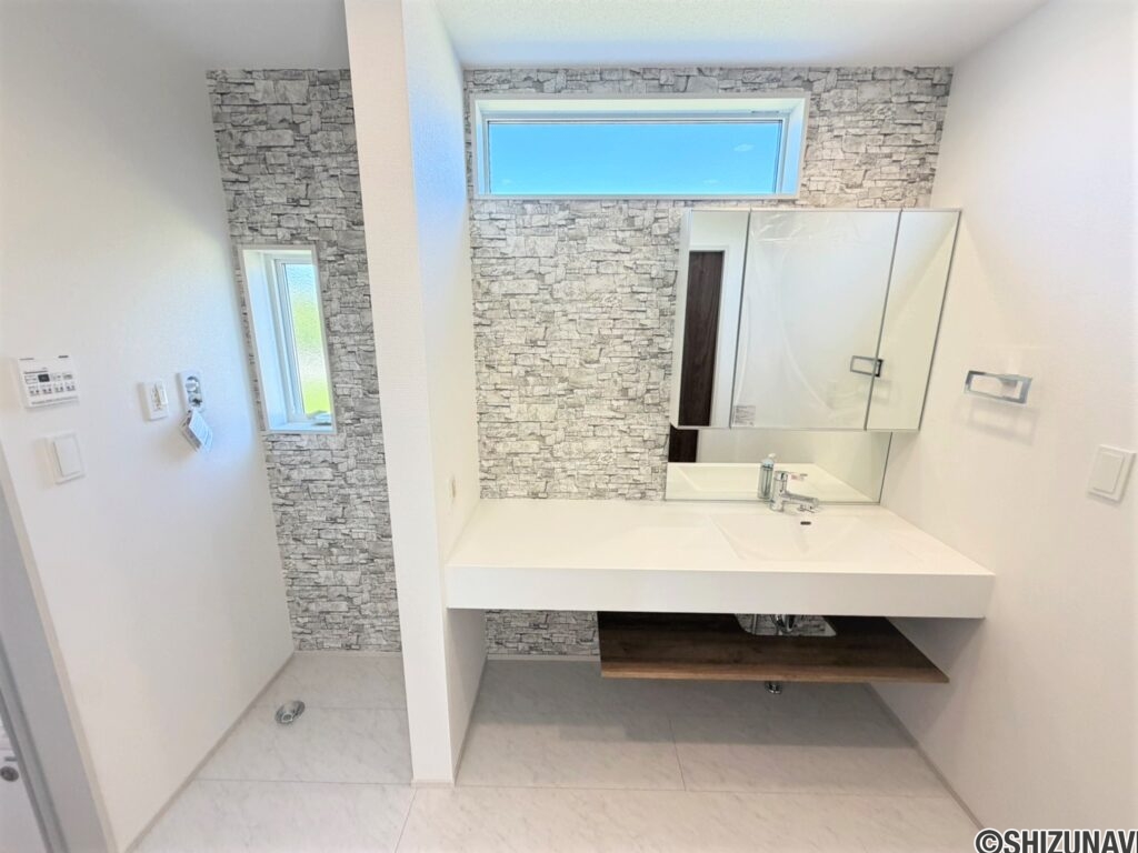 １号棟　洗面お洒落な洗面。三面鏡タイプなので、鏡の後ろにも収納あります。