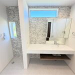 １号棟　洗面お洒落な洗面。三面鏡タイプなので、鏡の後ろにも収納あります。