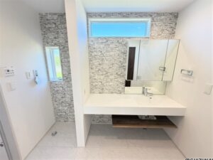 １号棟　洗面お洒落な洗面。三面鏡タイプなので、鏡の後ろにも収納あります。