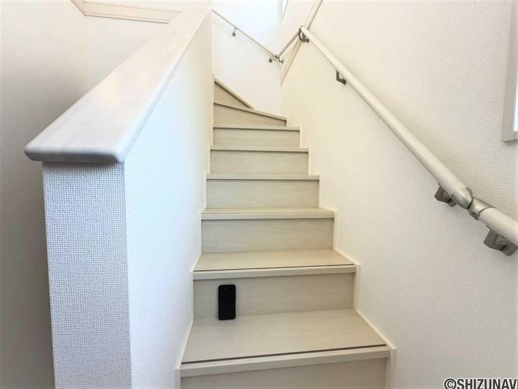 １号棟・３号棟・４号棟　共通階段も高すぎず、手すりも使いやすい配置です。