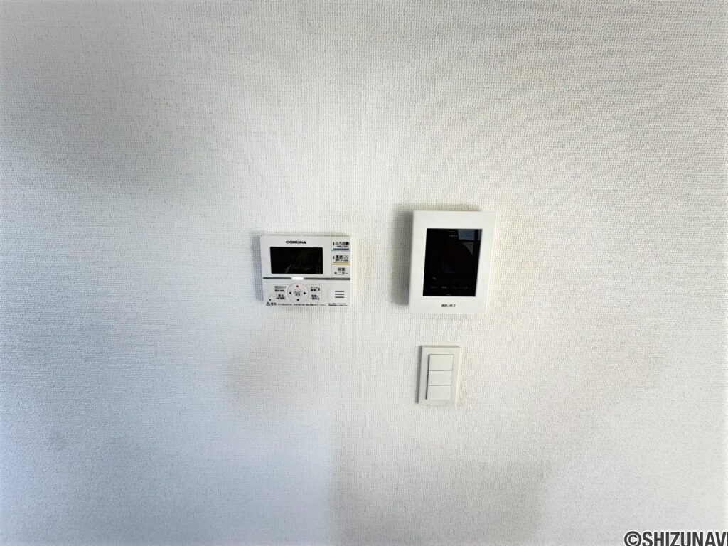 １号棟・３号棟・４号棟　共通キッチン付近にモニターと給湯機スイッチ付き。忙しい子育て世代にはうれしい配慮ですね♪