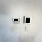 １号棟・３号棟・４号棟　共通キッチン付近にモニターと給湯機スイッチ付き。忙しい子育て世代にはうれしい配慮ですね♪