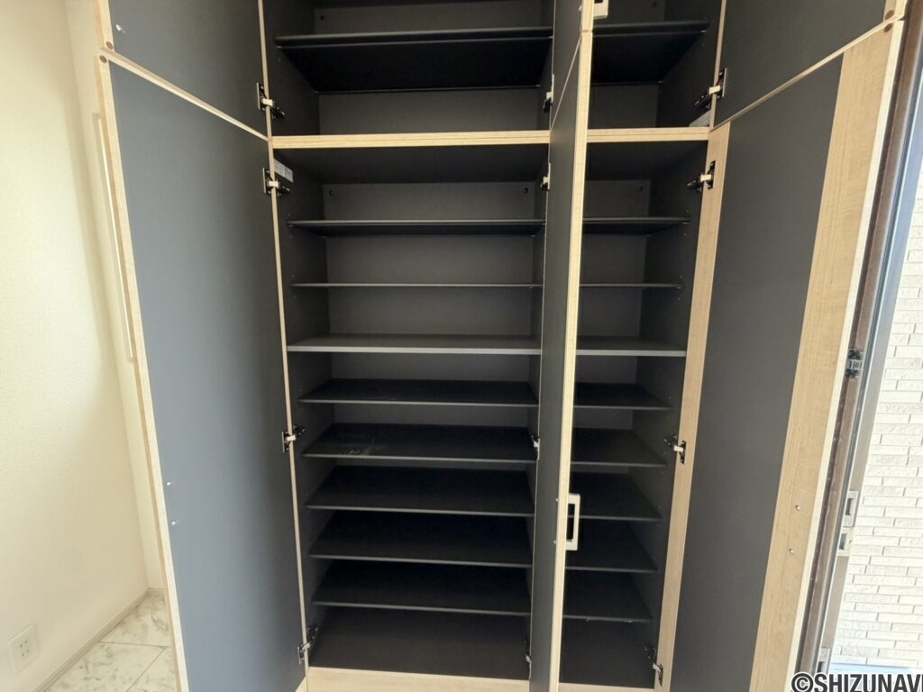 １号棟・３号棟・４号棟　共通大容量の玄関収納。姿見付きなのはうれしいですね。