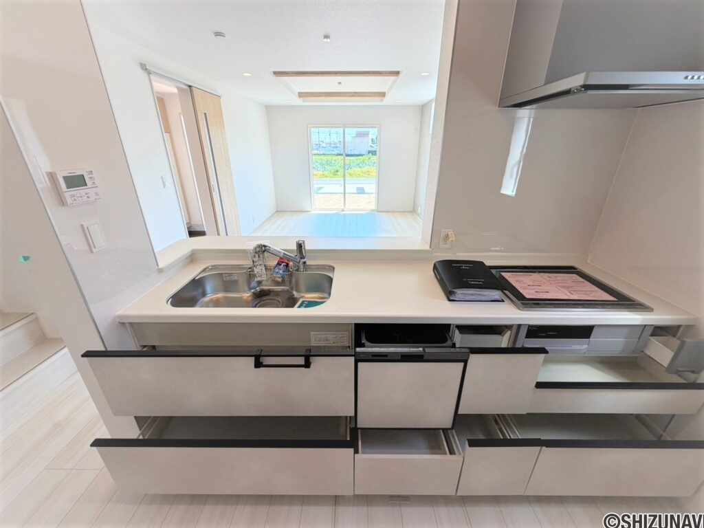 ４号棟　キッチンIHコンロに食洗器付き。側面に収納もある気遣い◎グリル横には調味料の収納場所も！
