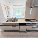 ４号棟　キッチンIHコンロに食洗器付き。側面に収納もある気遣い◎グリル横には調味料の収納場所も！