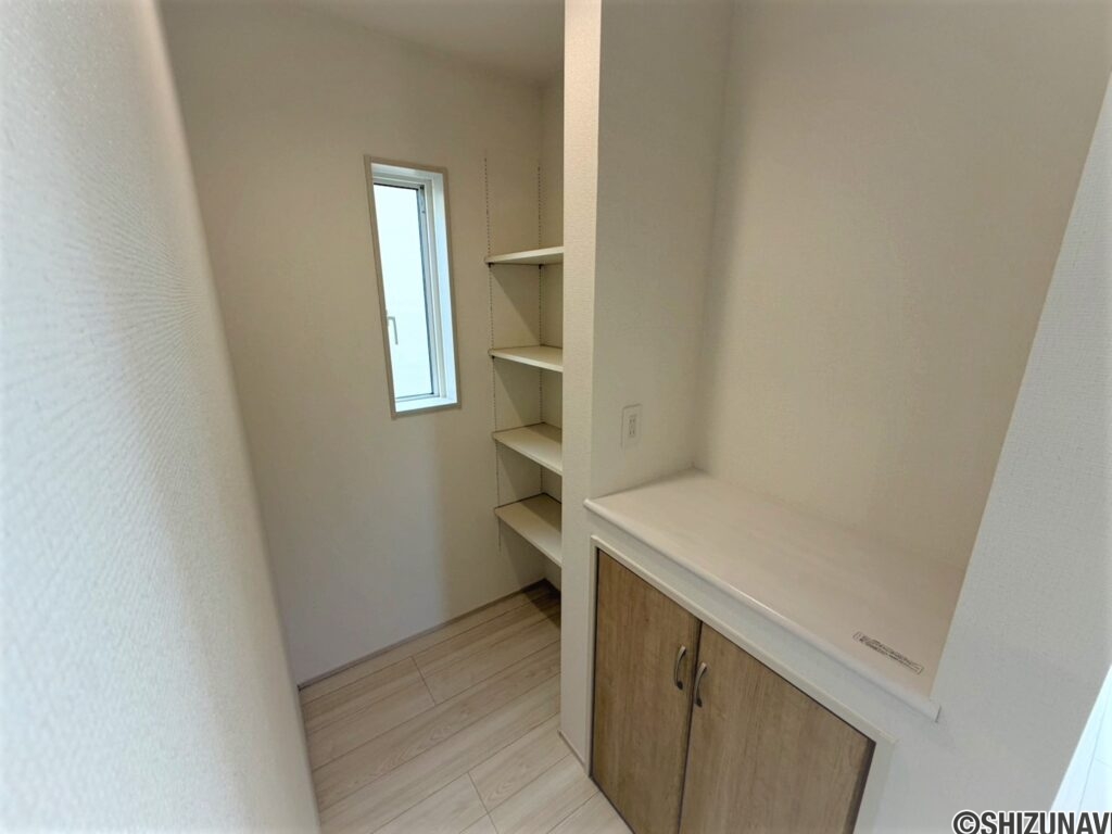 ４号棟　パントリーキッチンの近くにパントリーがあり収納できるのはうれしいですね！