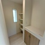 ４号棟　パントリーキッチンの近くにパントリーがあり収納できるのはうれしいですね！