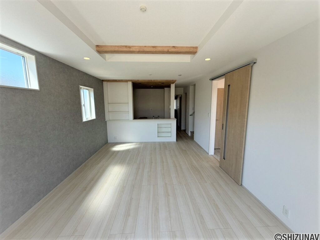 ４号棟　リビングアクセントクロスで落ち着いた雰囲気のリビングです。