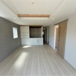 ４号棟　リビングアクセントクロスで落ち着いた雰囲気のリビングです。