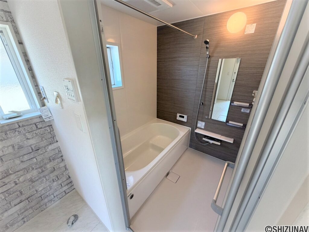 ４号棟　浴室腰掛浴槽でゆっくりくつろげますね♪