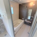 ４号棟　浴室腰掛浴槽でゆっくりくつろげますね♪