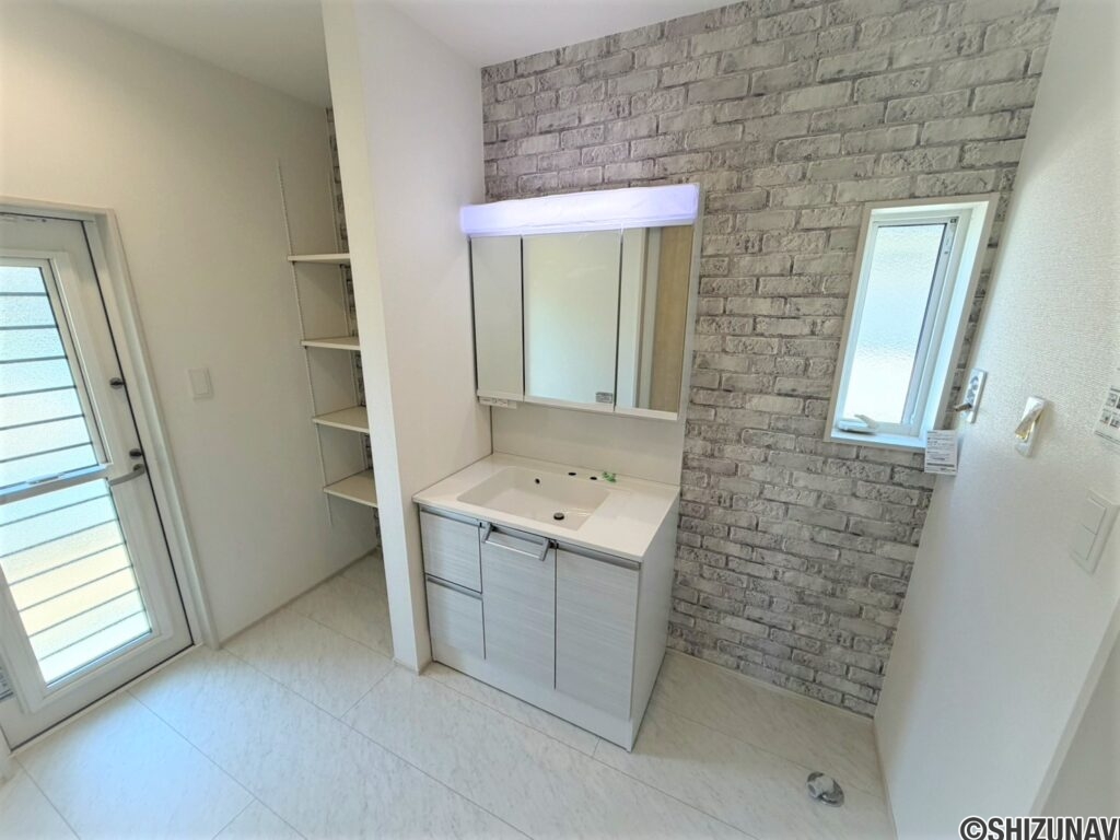 ４号棟　洗面勝手口から外に出ることもできます。