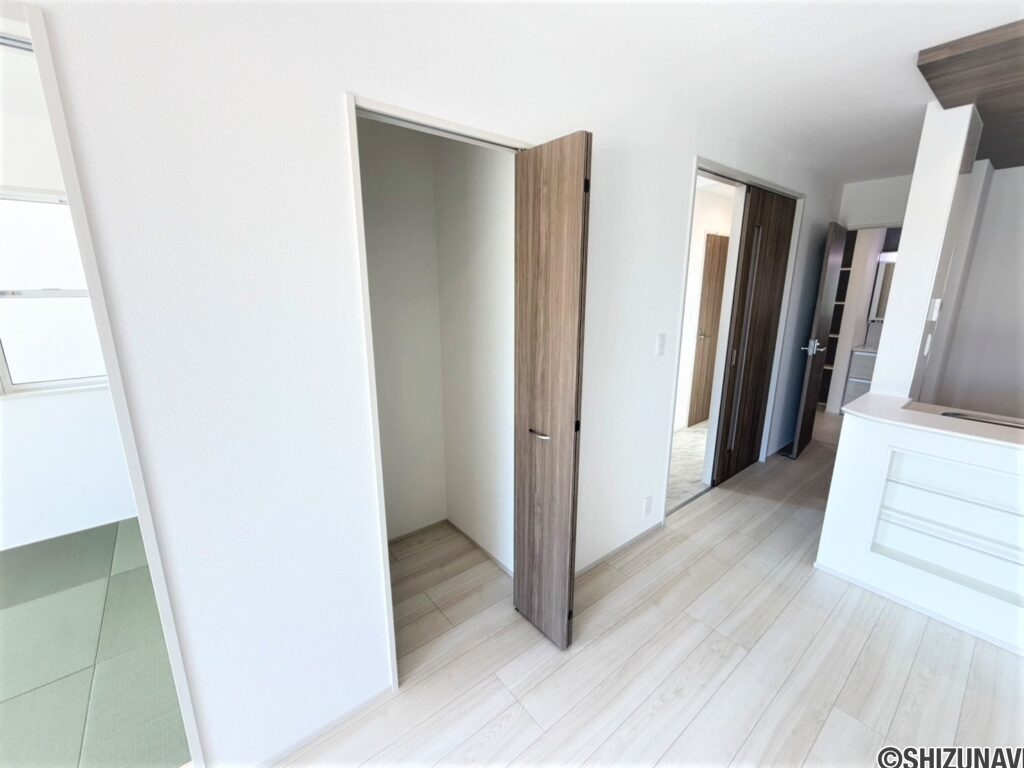 ３号棟　ファミリークロークリビングにファミリークロークがあります。