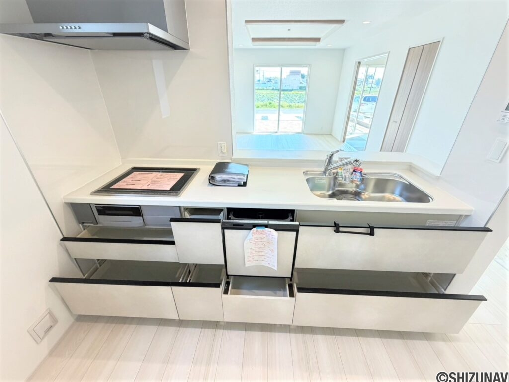 ３号棟　キッチンIHコンロに食洗器付き。側面に収納もある気遣い◎グリル横には調味料の収納場所も！