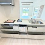 ３号棟　キッチンIHコンロに食洗器付き。側面に収納もある気遣い◎グリル横には調味料の収納場所も！