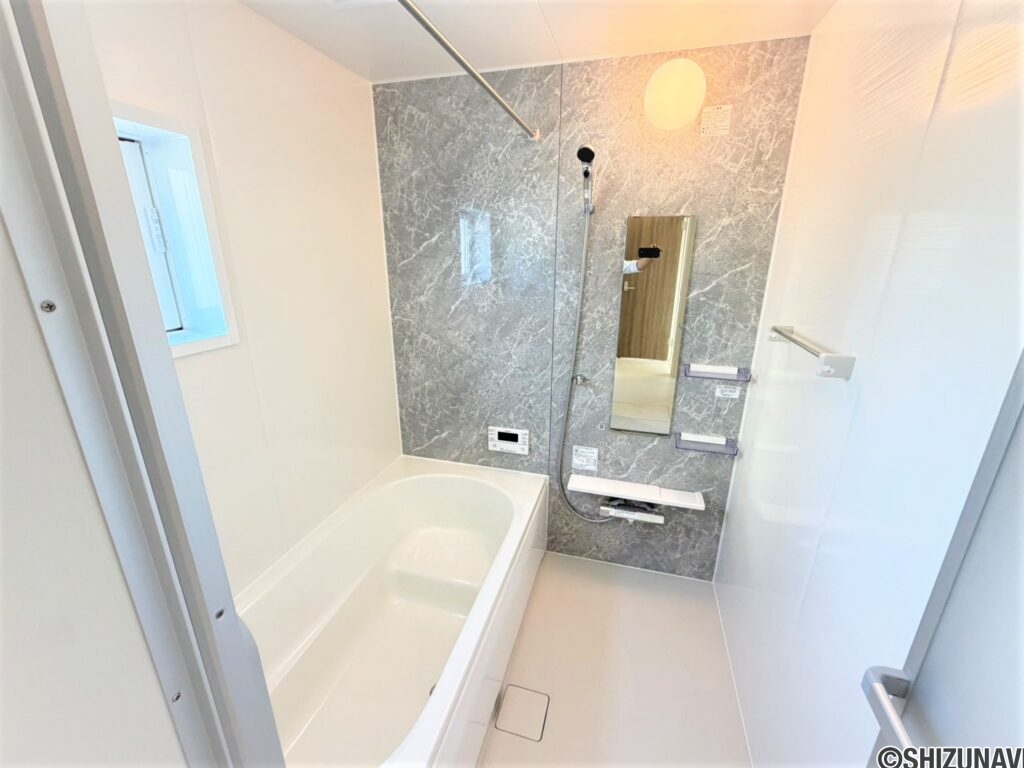 ３号棟　浴室腰掛浴槽でゆっくりくつろげますね♪