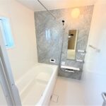 ３号棟　浴室腰掛浴槽でゆっくりくつろげますね♪