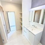 ３号棟　洗面三面鏡タイプなので、鏡の後ろにも収納あります。可動式の収納もご家庭の使い方に合わせて変更可能。勝手口からは北川のインナーバルコニーにアクセスできます♪