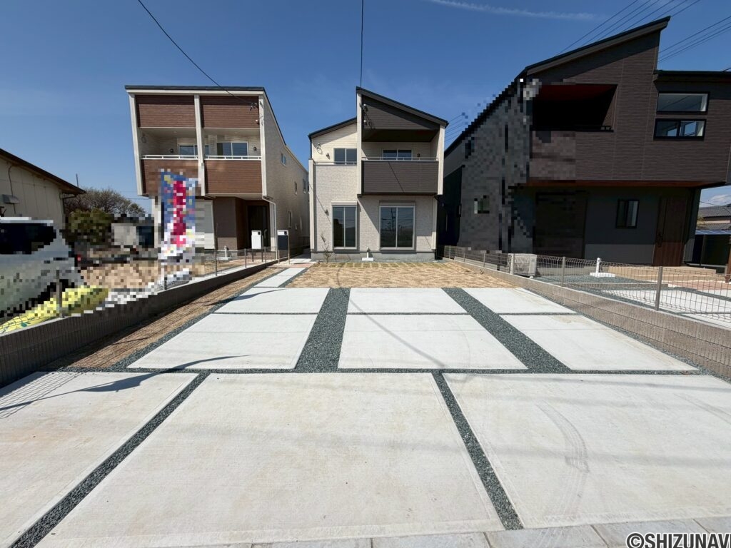 ３号棟　外観広々としたお庭があります。とめ方次第で普通自動車も４台ゆったり駐車できます。