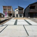 ３号棟　外観広々としたお庭があります。とめ方次第で普通自動車も４台ゆったり駐車できます。