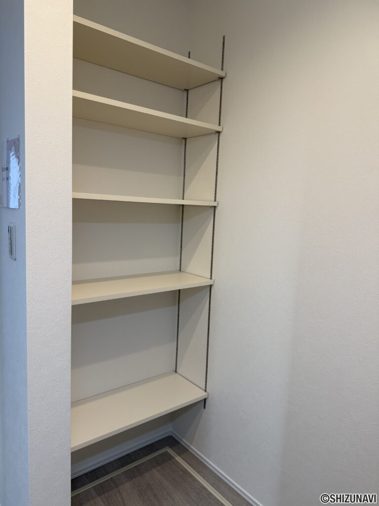 洗面所の背面収納（可動式）